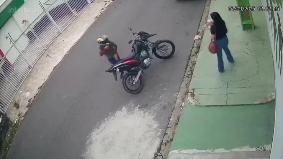 Criminoso assaltou outra mulher antes de balear vigilante em Manaus; veja vídeo