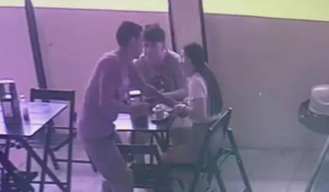 Criminoso aponta arma e agride mulher durante assalto a padaria em Manaus; veja vídeo