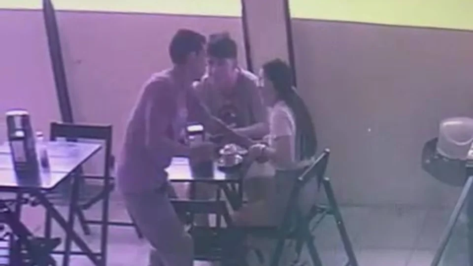 Criminoso aponta arma e agride mulher durante assalto a padaria em Manaus; veja vídeo