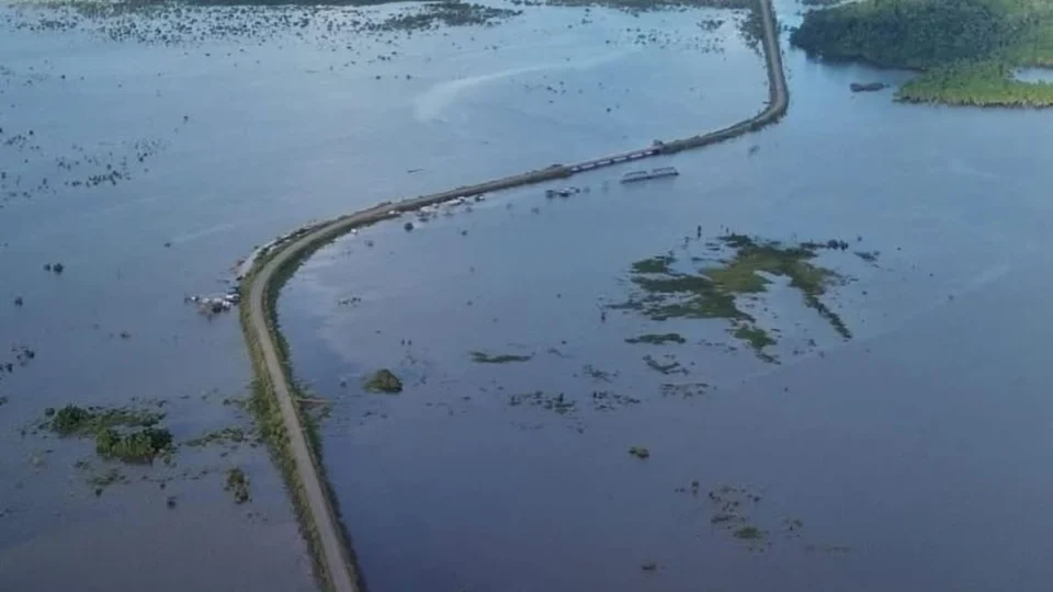 VÍDEO: imagens mostram BR-364 cercada pela cheia do Rio Madeira em Porto Velho; veja