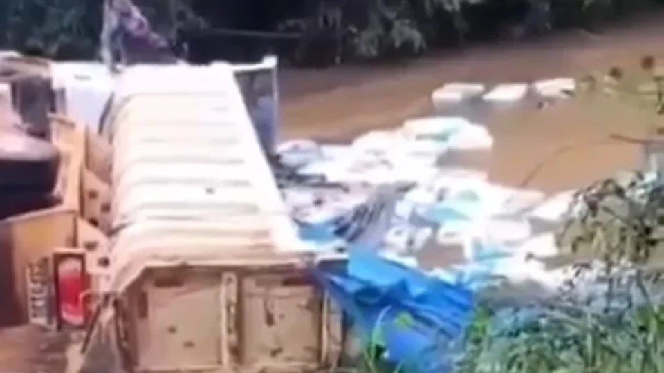 VÍDEO: cabeceira de ponte cede e caminhão tomba em rio de Guajará-Mirim