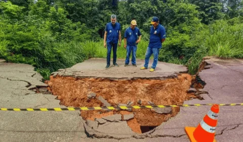 Cratera se abre no meio da AC-010 em Porto Acre e bloqueia rodovia