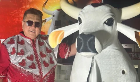 David Assayag comete gafe e puxa ‘grito’ do Caprichoso no Carnailha 2025; veja vídeo