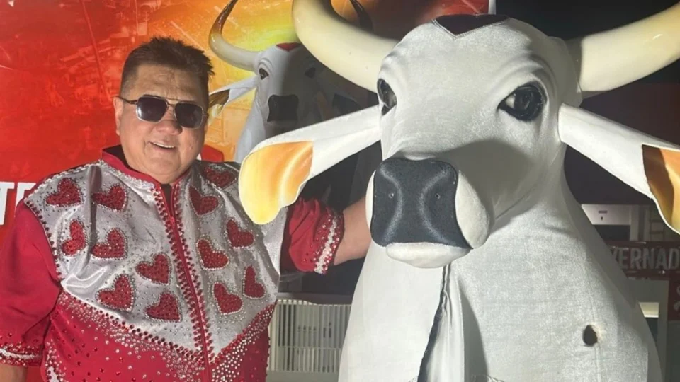 David Assayag comete gafe e puxa ‘grito’ do Caprichoso no Carnailha 2025; veja vídeo