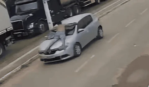 VÍDEO: Homem é arrastado em capô de carro após suposta agressão contra ex no Acre; veja