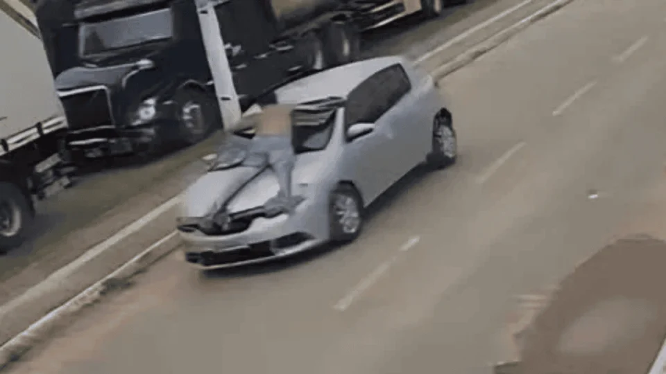 VÍDEO: Homem é arrastado em capô de carro após suposta agressão contra ex no Acre; veja