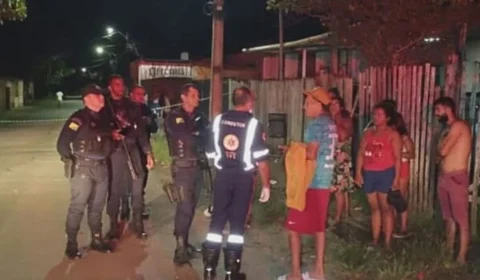 Jovem é morto na frente da namorada a facadas por dupla em moto