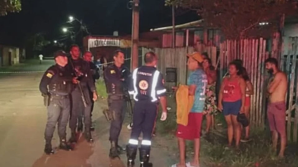 Jovem é morto na frente da namorada a facadas por dupla em moto