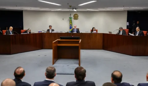 STF valida delação premiada de Cid; julgamento de Bolsonaro será retomado na quarta (26)