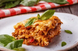 Esta receita de lasanha de frango fácil vai te deixar com água na boca