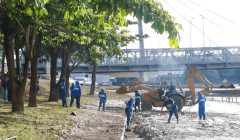 Força-tarefa recolhe 170 toneladas de lixo após enchente do Rio Acre durante limpeza de Rio Branco