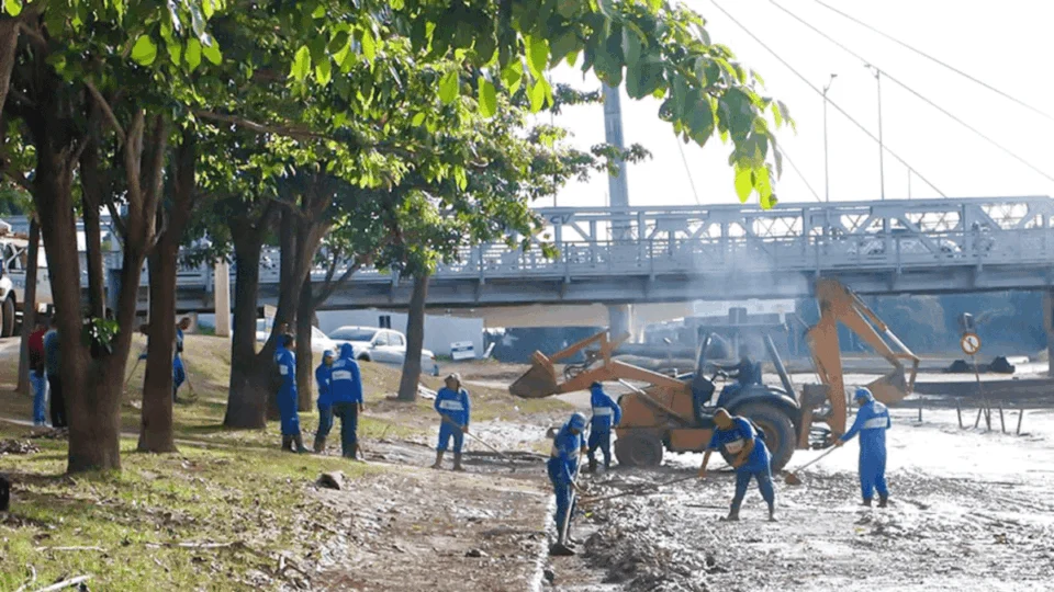 Força-tarefa recolhe 170 toneladas de lixo após enchente do Rio Acre durante limpeza de Rio Branco
