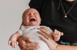 Mãe demitida após ter filho com doença rara em Manaus vence na Justiça