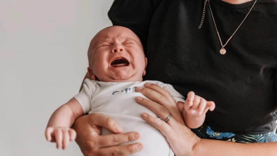 Mãe demitida após ter filho com doença rara em Manaus vence na Justiça