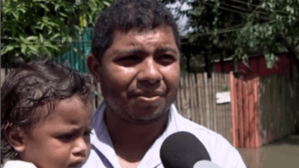 Moradores dos bairros de Ayrton Senna e 6 de Agosto relatam dificuldades durante enchente