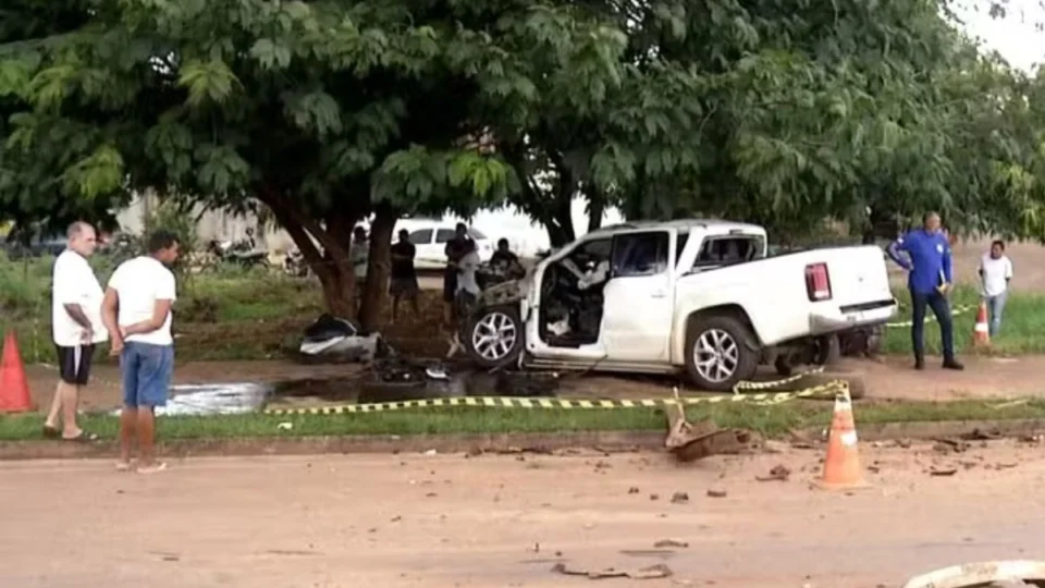 Motorista de carro morre após colidir com caminhão em Palmas