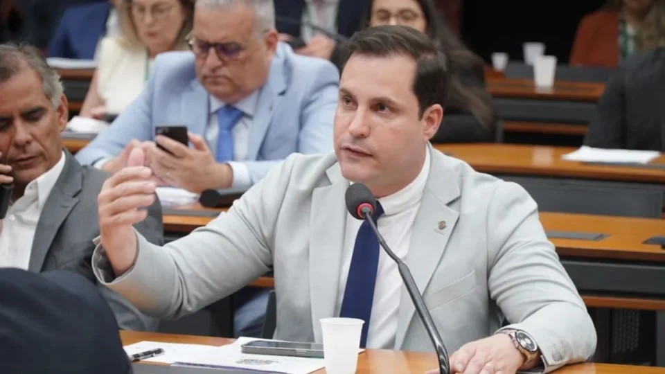 Deputado Nicoletti critica medidas contra Bolsonaro e expressa indignação nas redes sociais