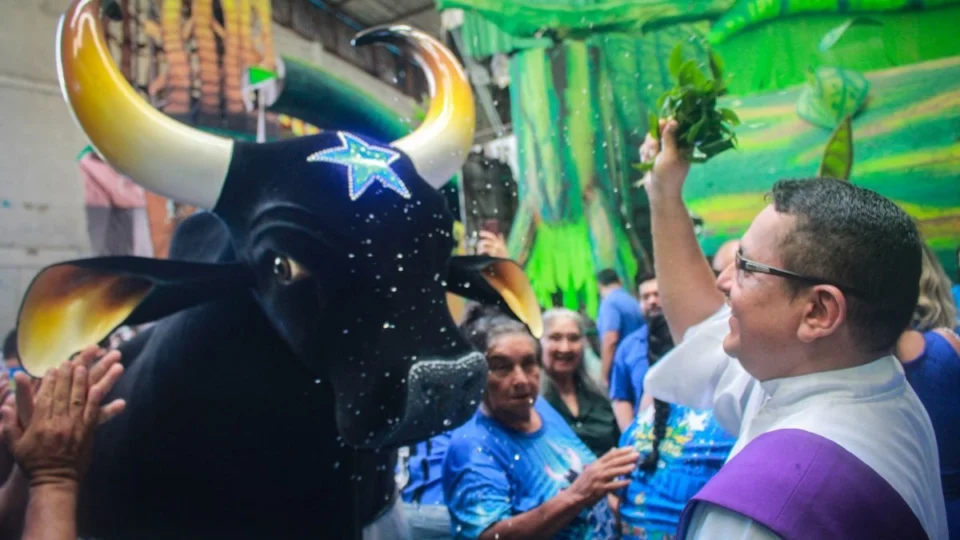 Padre benze Boi Caprichoso em missa que marca o início da temporada 2025 em Parintins