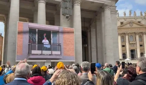 Papa Francisco deixa hospital e aparece publicamente após mais de 1 mês