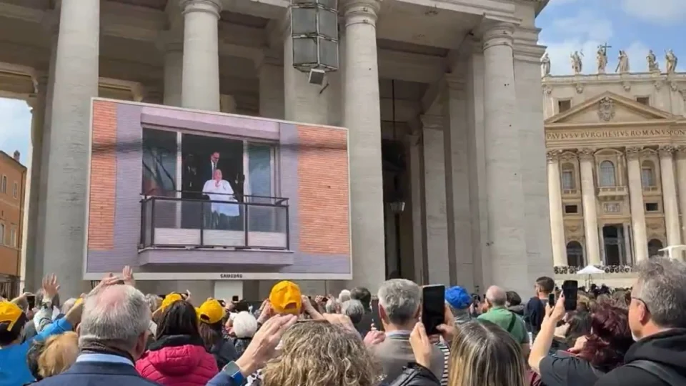 Papa Francisco deixa hospital e aparece publicamente após mais de 1 mês