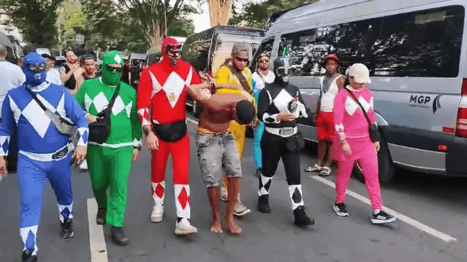 Disfarçados de Power Rangers, policiais prendem suspeito de roubar celulares no carnaval
