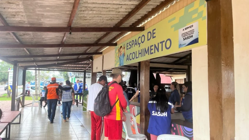 Nível do Rio Acre baixa, mas famílias ainda seguem desabrigadas na capital