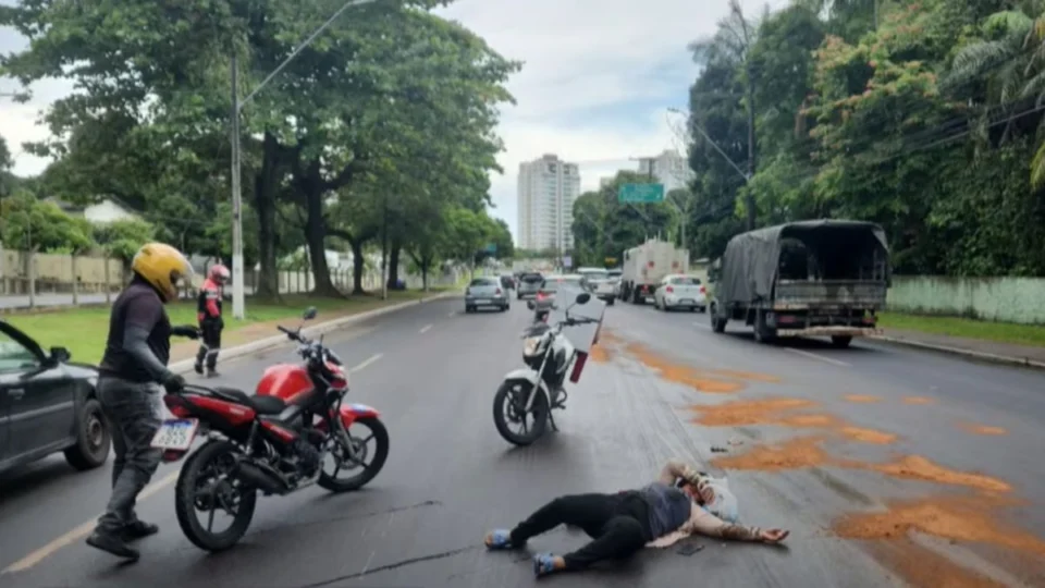 Perigo: tonel com óleo cai de caminhão e causa acidentes na avenida São Jorge, em Manaus