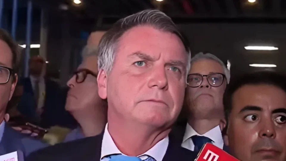 ‘TromPetista’ toca ‘Marcha Fúnebre’ e cala Bolsonaro em plena coletiva; veja vídeo