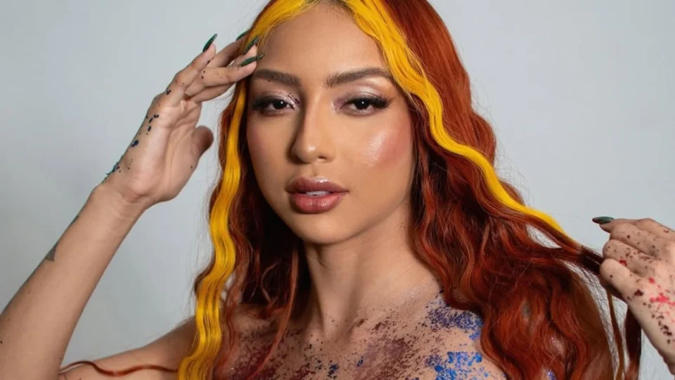 VÍDEO: Criminosos manipulam IA para criar fotos de Ruivinha de Marte sem roupa