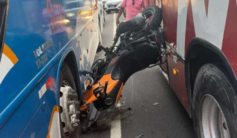 VÍDEO: Motoqueiro escapa de morte após quase ser esmagado por dois ônibus em Manaus