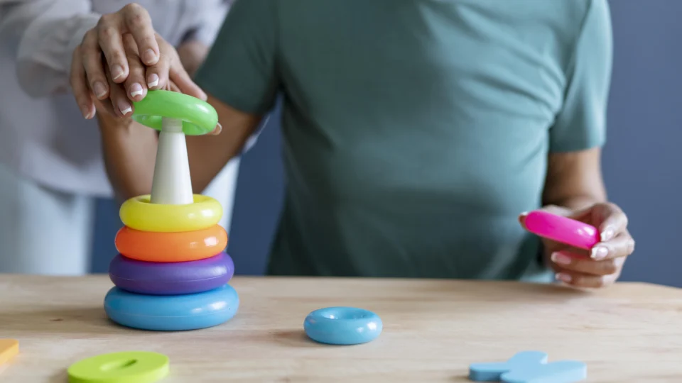 Professora é condenada a pagar R$ 3 mil por maus-tratos contra aluna autista no Acre