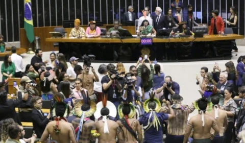 Acampamento Terra Livre reúne milhares de indígenas em Brasília e ganha homenagem na Câmara