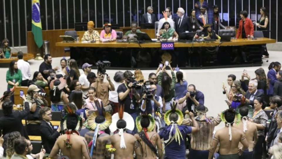 Acampamento Terra Livre reúne milhares de indígenas em Brasília e ganha homenagem na Câmara