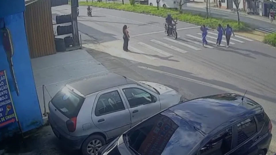 VÍDEO: adolescente é atropelada por moto ao sair de escola em Manaus