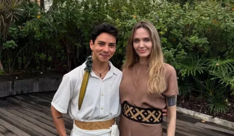 Angelina Jolie ganha peça artesanal de estilista indígena amazonense durante visita ao Brasil