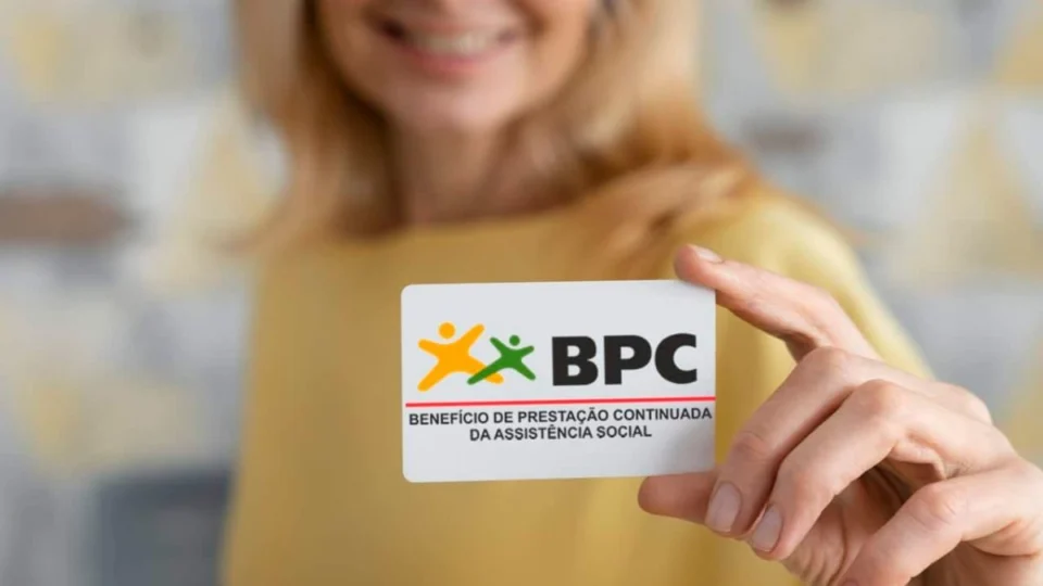 Aposentados e PCDs podem receber benefício maior que Bolsa Família; veja como