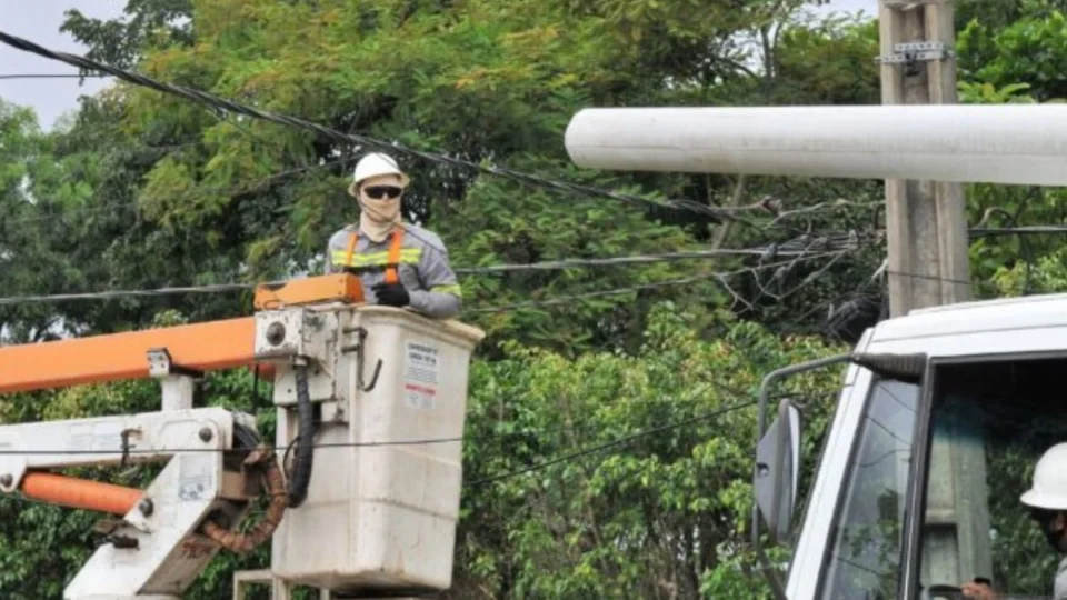 Bairros de Manaus ficam sem energia hoje (14/4); veja lista completa