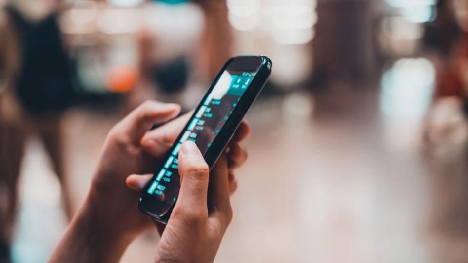 Como ganhar dinheiro pelo celular: estratégias para transformar seu smartphone em uma fonte de renda