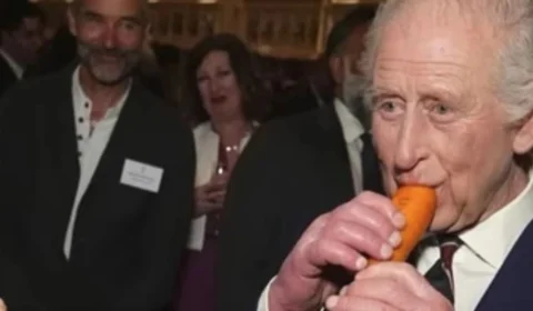 Vídeo: Rei Charles III surpreende ao tocar flauta de cenoura em orquestra inusitada