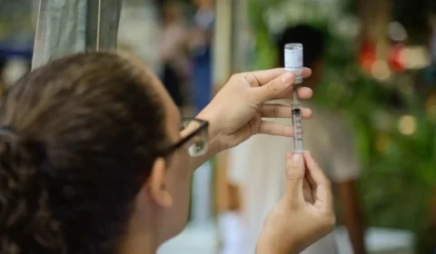 Vacina contra gripe 2025: proteção ou risco? Infectologista responde dúvidas