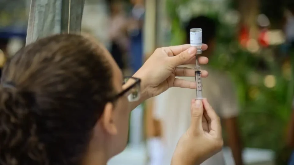 Vacina contra gripe 2025: proteção ou risco? Infectologista responde dúvidas