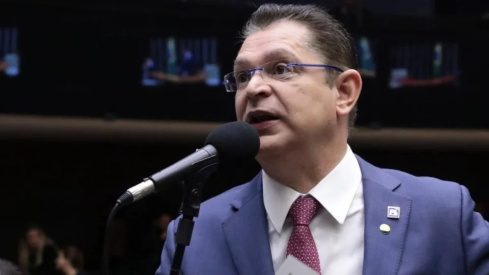 Urgência para anistia do 8 de janeiro é protocolada com 262 assinaturas; veja quem apoiou