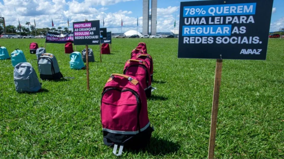 ‘Desafio do desodorante’ reacende debate sobre o PL das Fake News; entenda