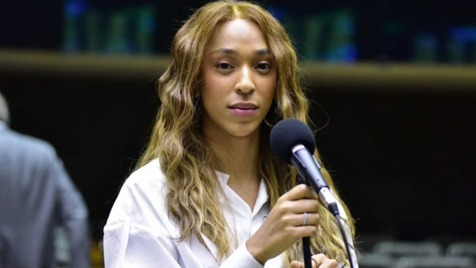 Erika Hilton recebe visto com gênero trocado nos EUA; saiba o que diz a legislação brasileira