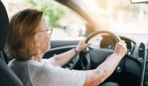Carros mais baratos para idosos! Entenda nova lei que vai permitir grande desconto pra terceira idade
