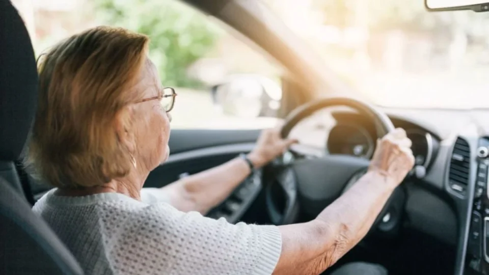 Carros mais baratos para idosos! Entenda nova lei que vai permitir grande desconto pra terceira idade