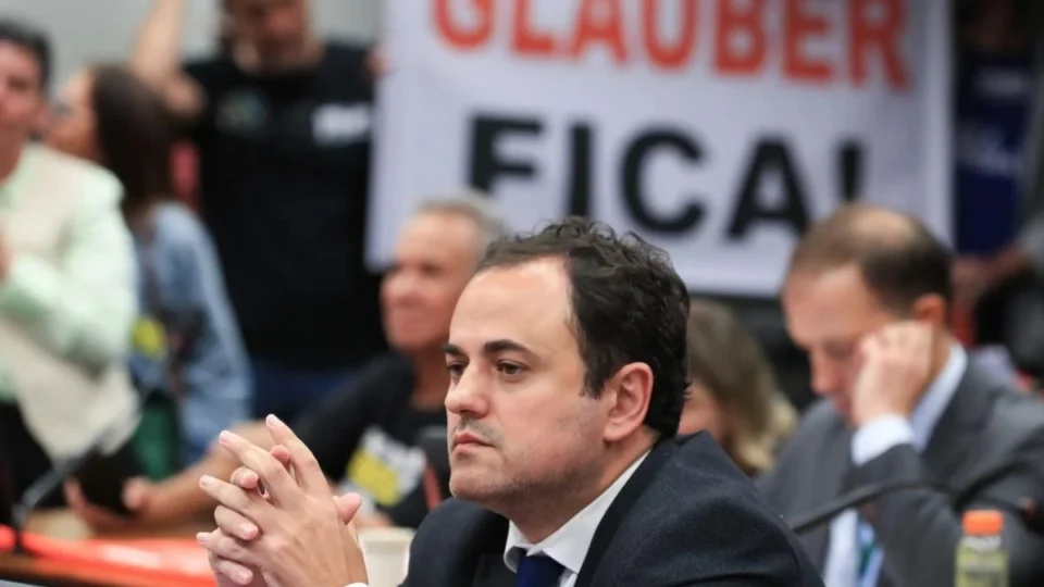 Glauber Braga interrompe greve de fome; entenda o que foi negociado