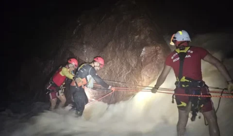 Vídeo mostra resgate de grupo ilhado na Cachoeira da Lage Verde em Roraima