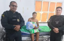 Jovem dá à luz na sala de casa com ajuda de PMs em Roraima; confira