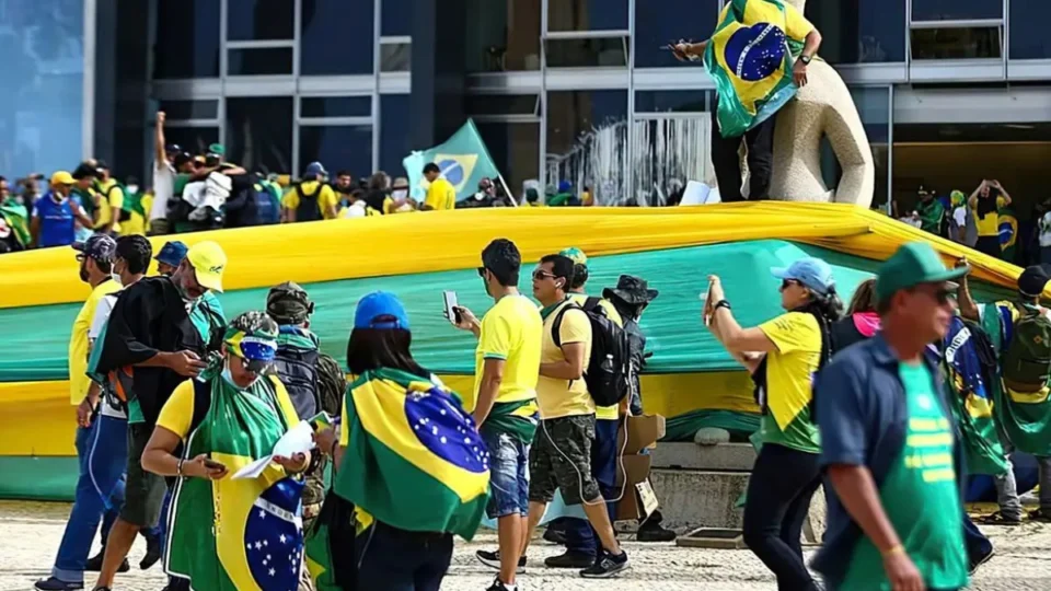 Internado na UTI, Bolsonaro chama nova manifestação por anistia em Brasília; saiba quando